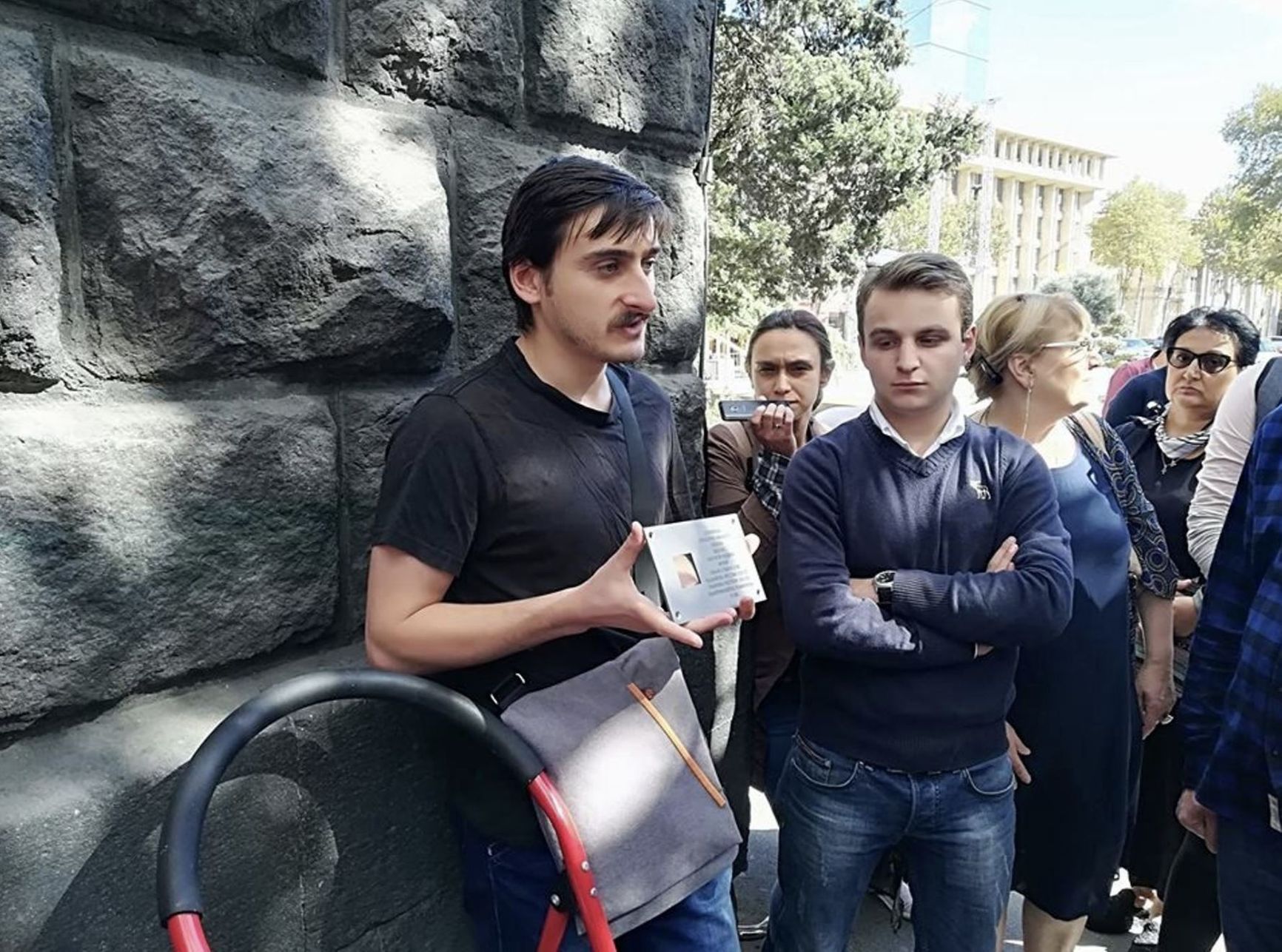 Installation of the “Last Address” plaque in Tbilisi. Photo: ტაბულა/”Tabula”