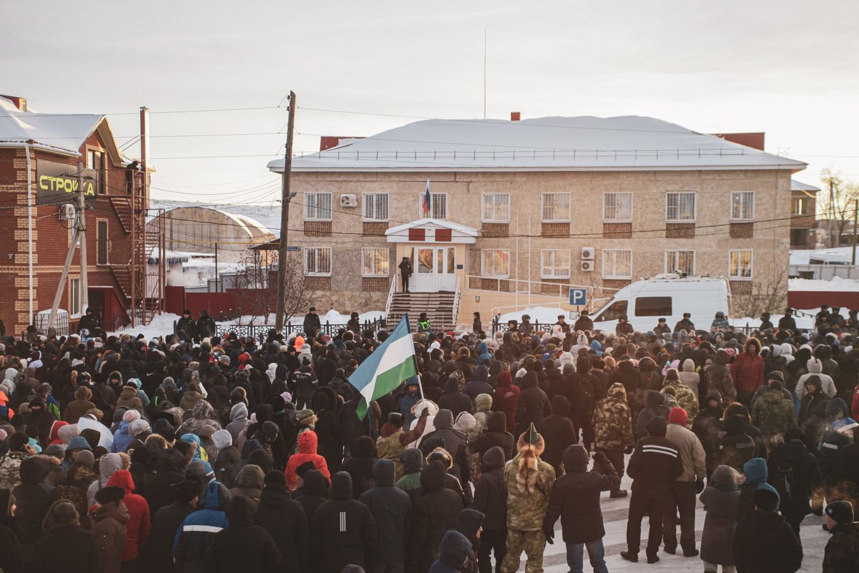 Thousands of Bashkortostan residents gathered near the Baymak District Court on Jan. 17