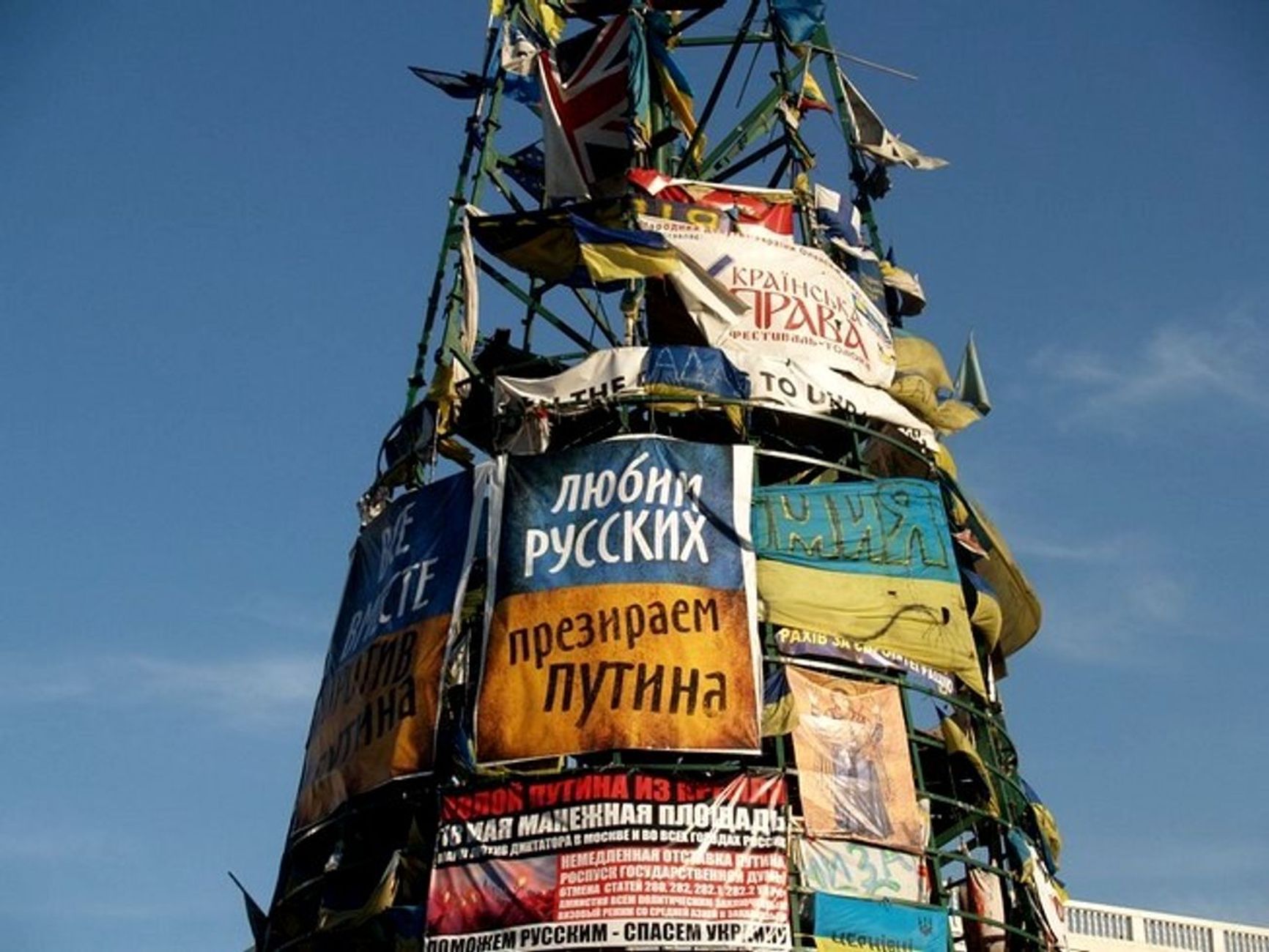 The blue-and-yellow banner reads: "We love Russians / We despise Putin"